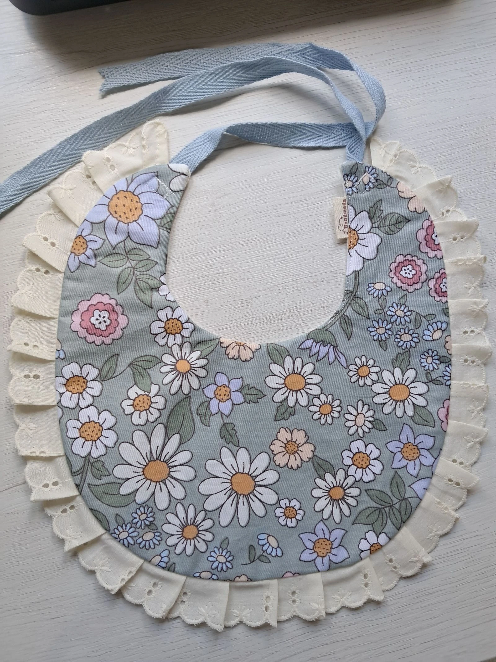 Cuello babero flores